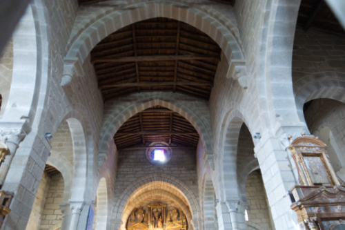 Arcos entre nave central y lateral de la iglexis de Xunqueira de Espadañedo